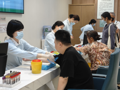 屯溪区开展“你守国我护家 迎八一暖军属”活动，为立功官兵家属送上健康关怀